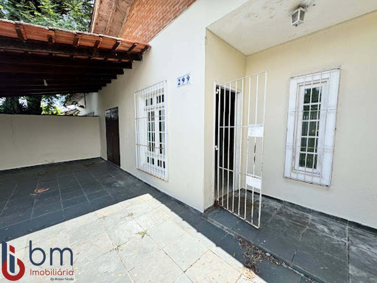 Casa térrea com 3 dormitórios e 2 vagas no Centro de Bertioga
